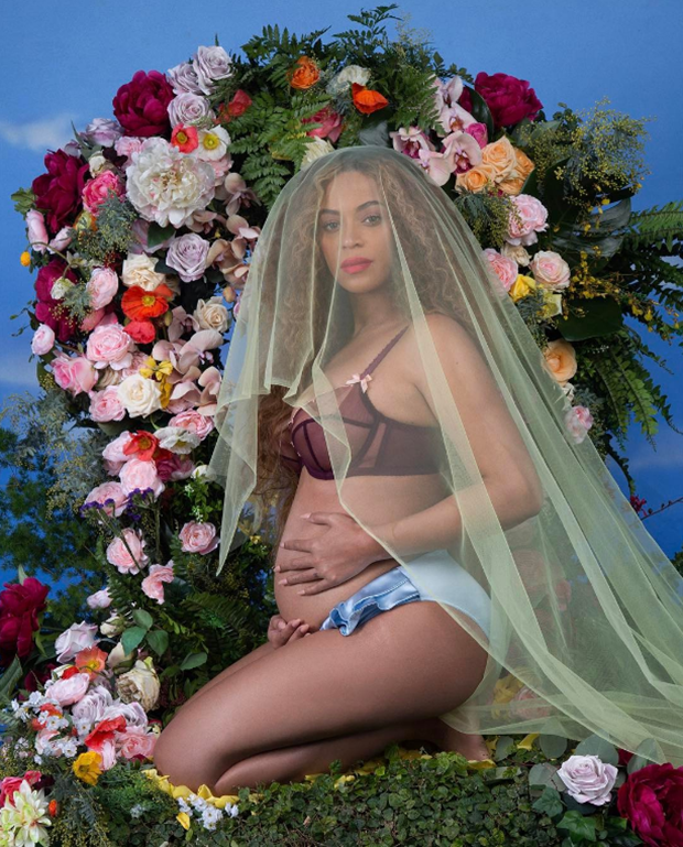 Beyoncé, Instagram hesabında hamilelik fotoğrafını paylaşarak ikiz bebeklere hamile olduğunu duyurdu. 
